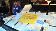 Mersin’de balık sezonunda denetimlerin sıklaştırılması ve balıkların boyu nedeniyle zor anlar yaşayan balıkçılar, satışları durdurup, balık tezgahlarını topladı. Kent merkezinde, öğle saatlerinde Balık Pazarı’na giren 26 kişilik denetim ekibi, bazı tezgahlarda standartlara uygun olmayan balıklar olduğunu belirledi. Ceza yazmak isteyen […]