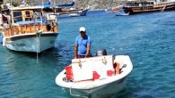 Antalya’nın Demre İlçesi’nde çiftçilik yapan 47 yaşındaki Ali Bilgin, tekneleriyle tura çıkan turistlere dondurma servisi yapıyor. Tatilcileri deniz ortasında ayaklarına sürat motoruyla gelen dondurmayla serinliyor. Yağmurlu ve serin sonbahar aylarına girilmesine rağmen, tatil merkezi Antalya’da hava sıcaklığı 35, deniz suyu […]