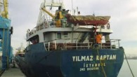 Antalya Limanı’na yaklaşan kuru yük gemisinde halat sarılırken kopan tamburun çarptığı 1 kişi hayatını kaybetti, 2 kişi ise yaralandı. Edinilen bilgiye göre, Antalya Limanı’na yaklaşan “Yılmaz Kaptan” isimli kuru yük gemisinin personelleri tambura sarılı halatı kıyıya attı. Bu sırada yerinden […]