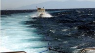 Bodrum’da motor arızası yapan tekne ve içerisindeki iki kişi, sürüklendiği sırada Sahil Güvenlik ekiplerince son anda kurtarıldı. Bodrum Sahil Güvenlik Komutanlığı’ndan alınan bilgiye göre Gümbet koyu Kara Ada açıklarında bir teknenin motor kısmında arıza meydana geldi. Tekne, şiddetli rüzgarında etkisiyle […]