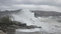 Meteoroloji’den yapılan açıklamada, “Orta Karadeniz’de batı ve kuzeybatı yönlerden 5 ila 7 kuvvetinde fırtınamsı rüzgar şeklinde esen rüzgarın, öğle saatlerinde itibaren kuvvetini artarakfırtına (60-75 km/s) şeklinde esmesi bekleniyor. Fırtınanın 24.09.2013 Salı günü akşam (21:00) saatlerinden sonra etkisini kaybetmesi tahmin ediliyor” […]