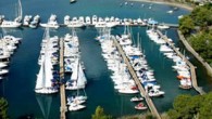 Turizm sektöründe 1980 sonrasında sürekli büyüyen Türkiye, marinacılıkta Akdeniz çanağındaki rakiplerinin çok gerisinde kalıyor. Akdeniz’de aslan payını Fransa, İtalya ve İspanya’nın aldığı marinacılıkta, Türkiye sahip olduğu 54 marina ve çekekin 21 bin 617 bağlama kapasitesiyle pazardan yüzde 3,5-4 oranında pay […]
