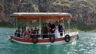 Güneydoğu’nun saklı cenneti olarak bilinen Halfeti’de turizm çalışmaları başladı. Gaziantep- Halfeti arası feribotlu ulaşım sağlanması planlanıyor. Fırat kıyısına yakın bölgelerde tatil beldeleri kurulması hedeflenirken iskeleler yıkılıp yerine yenisi yapılacak. Güneydoğu’nun Bodrum’u olarak adlandırılan eski Halfeti turizmde hak ettiği yere ulaşmak […]