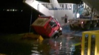 Eskihisar-Topçular arasında Negmar Grup’un taşımacılık yaptığı iskelede dün gece faciadan dönüldü. Saat 01.45’te Bahariye adlı feribota geçmek üzere hareket eden TIR, daha gemiye tam geçmeden, gemi hareket etti. TIR suya düştü. TIR şoförü çaresizce aracının kurtarılmasını bekledi. Gemi içindeki otobüste […]