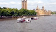 Londra’da Thames Nehri üzerinde turistleri taşıyan bir teknede yangın çıktı. Dün öğle saatlerinde meydana gelen olay paniğe neden oldu. Teknenin baş kısmını saran alevler kısa sürede yayılınca, yolculardan 30’u nehir sularına atladı. Turistler daha sonra itfaiye ekiplerince kurtarıldı. Yangına neyin […]