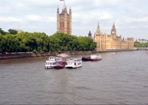 Londra’da Thames Nehri üzerinde turistleri taşıyan bir teknede yangın çıktı.