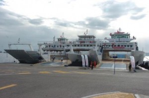 Topçular İskelesi’ndeki vinç, feribota çıktı, ancak ağırlık nedeniyle feribotun arka