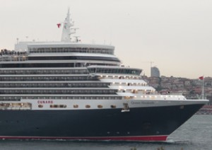 M/S Queen Elizabeth, Karaköy’e demir attı Cunard Line bünyesinde bulunan