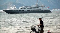 Galatasaray Kulübü Başkanı Ünal Aysal’ın sahibi olduğu 25 milyon Euro’luk Barbie isimli yatı ile Muğla’nın Marmaris ilçesine demir attı. Bu yaz tatilini Yunanistan ve Bodrum’da geçirmeyi tercih eden Galatasaray Başkanı Ünal Aysal’ın son durağı Marmaris kıyıları oldu. Başkan Aysal’ın 50 […]