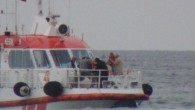 Riva açıklarında karaya oturan kum çıkarma gemisindeki mürettebat kurtarılırken can pazarı yaşandı. Mürettebattan biri kurtarma çalışmaları sırasında suya düştü. Uzun süre dalgalarla boğuşan şahıs, Kıyı Emniyeti ekiplerince kurtarıldı. ‘Anafarta’ isimli koster kepçe Riva açıklarında karaya oturdu. Telsizle yardım istenmesi üzerine […]