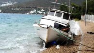 Muğla’nın Bodrum İlçesi’nde etkili olan fırtına, özellikle yarımadanın kuzeyindeki beldelerde hayatı olumsuz etkiledi. Denize açılan balıkçı kayıklarıyla tekneler batma tehlikesi geçirdi, bazı tekneler karaya sürüklendi. Bodrum’da dünkü güneşli havanın ardından gece yarısı başlayan ve sabah saatlerinde etkisini arttırıp açık denizde […]