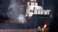 Maltepe Dragos sahilinde parçalanmak için bekletilen eski bir kuru yük gemisinde saat 05.30 sıralarında yangın çıktı. Henüz belirlenemeyen bir nedenle geminin motor kısmında bulunan kerestelerin alev almasıyla başlayan yangın, kısa sürede büyüdü. Yangına çevredeki vatandaşların ihbarı üzerine olay yerine gelen […]