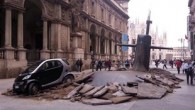 İtalya’nın Milano kentinde caddeyi yırtıp yüzeye çıkan bir denizaltı, kent sakinlerini şoke etti. Denize kıyısı olmayan kentin merkezinde bir caddede ortaya çıkan denizaltı, aniden kaldırım taşlarını fırlatarak yüzeye doğru çıktı ve bir araca zarar verdi. Bir süre sonra, olay yerine […]