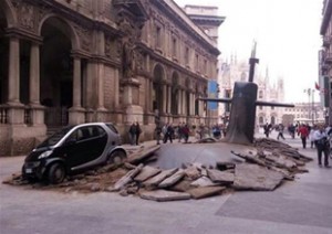 İtalya’nın Milano kentinde caddeyi yırtıp yüzeye çıkan bir denizaltı, kent