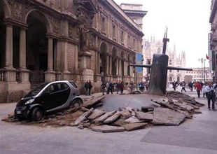 İtalya’nın Milano kentinde caddeyi yırtıp yüzeye çıkan bir denizaltı, kent