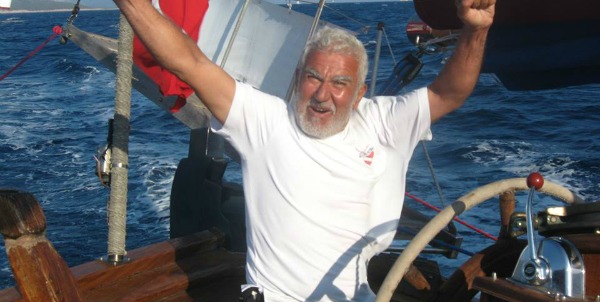 Bir deniz adamını yelkenleri dolupta, koca deryalar üzerinde kelebekler gibi