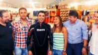 ‘Kurtlar Vadisi: Pusu’ dizisinde ‘Polat Alemdar’ karakterini canlandıran Necati Şaşmaz’ın müziğin yanı sıra su sporlarına düşkün olduğu da ortaya çıktı. KIYAFET SEÇİYOR Yaz tatillerinde su kayağı yaparken görüntülenen Şaşmaz’ın dalış sporunu da sevdiği öğrenildi. Ünlü oyuncu, geçtiğimiz günlerde dalış malzemeleri […]