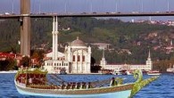 İstanbul Büyükşehir Belediye Başkanı Kadir Topbaş, Haliç’teki sandalları Osmanlı dönemindeki gibi gösterişli sandallarla değiştireceklerini açıkladı. Topbaş, “Başbakanımızın temizlettiği Haliç’te, bizim de getirdiğimiz temiz suyla hayat başladı. Haliç’teki sandalları Osmanlı tekneleriyle değiştiriyoruz. Sadabat dönemindeki gibi kanca burun dedikleri sandallardan yapıyoruz. Ahşap, […]