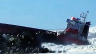 Fransa’nın güneybatısındaki Anglet kenti yakınlarında bir İspanyol kargo gemisi Luno mendireğe çarparak ikiye bölündü. 11 kişilik mürettebat ise kurtarıldı. Fransa denizcilik yetkililerinden edinilen bilgiye göre gübre yüklü İspanyol kargo gemisi ‘Luno’, Fransa’nın Bayonne limanında ayrıldıktan kısa bir süre sonra yaşadığı […]