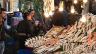 Hamsi av sezonunun devamında beklenen barbunya, çinakop, lüfer, mezgit, istavrit gibi deniz balıklarının az olması balıkçıyı levrek, çupra, somon gibi kültür balıklarına yöneltti. Samsun Balık Hali Komisyoncuları Derneği Başkanı Davut Kıyak, av sezonu başlarken büyük beklenti içinde olduklarını ancak hamsinin […]