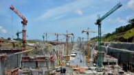 Dünya ticareti açısından büyük öneme sahip Panama Kanalı’nın genişletilmesi ile ilgili anlaşmazlığın giderilmesi için bir kapı aralandı. Projenin dörtte üçlük bölümü bittikten sonra 1,6 milyar dolar bütçe dışı masraf çıkması kanal yönetimi ile genişletme çalışmasını yürüten konsorsiyum arasında krize neden […]