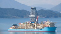Maersk Holdin büyesinde bulunan Maersk Drilling, Güney Kore’de bulunan Samsung Tersanesi’nden ilk derin deniz sondaj gemisini teslim aldı. Maersk Drilling, Exxon Mobil’e 3 yıllık anlaşma ile Meksika Körfezi’nde kullanılmak üzere kiralamak için verdiği 4 sondaj gemisi siparişinden ilkini teslim aldı. […]