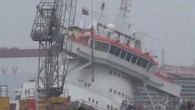 Tuzla’da bulunan tersanede bir gemi bakım çalışmaları sırasında henüz bilinmeyen bir sebeple yan yattı. Hafif şekilde yan yatan gemi içerisinde yaklaşık 50 işçi panik yaşadı. Olayın ardından işçiler hemen gemiden tahliye edildi. Tersane çalışanlarından bir kişi “Çalışma sırasında kuru yük […]