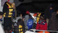 Bodrum Barbaros koyu açıklarında Alendelon isimli yata operasyon düzenleyen sahil güvenlik ekipleri, 13 erkek 3 kadın toplamda 16 kaçak göçmen yakalandı. Sahil güvenlik ekiplerinin denizin ortasından 7 metre uzunluğundaki tekneyi fark etti. Deniz ortasında ilerlemeden öylece duran tekneden şüphelenen ekipler, […]