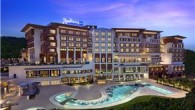 Radisson Blu markasının İstanbul’daki ilk SPA oteli olarak biliniyor. Radisson Blu Hotel Spa Istanbul Tuzla; Tuzla’nın Aydınlı mevkiinde toplam 55000 metrekarelik arazi üzerine inşaa edildi. Kolin İnşaat Turizm Sanayi ve Ticaret A.Ş. tarafından yatırımı ve inşaatı; ünlü iç mimar Tuncay […]