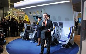 Tanıtım toplantısında konuşan Lufthansa German Airlines’ın Satış, Ürün ve Pazarlama’dan