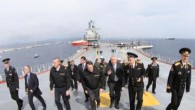 Rum Yönetimi Başkanı Nikos Anastasiadis, Suriye’deki kimyasal silahların imhası sürecine katılan Rus “Kuznetsov” uçak gemisini ziyaret etti. Anastasiadis, Rum Savunma Bakanı Fotis Fotiu ve Başkanlık Bürosu Müdürü Panayotis Andoniu’yla birlikte, yeni Limasol Limanı açıklarına demirleyen Rus savaş gemisini ziyaret etti. […]