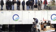 Çanakkale iskelesinde balık tutanları seyreden 70 yaşındaki Mehmet Matara, henüz bilinmeyen bir sebeple denize düştü. İskelede bulunan vatandaşlar, soğuk havada denize atlayamayınca, yaşlı adamı kurtarmak için ellerindeki ip bağlı kovaları denize sarkıttı. Bu sırada denizde avlanan bir balıkçı teknesine de […]