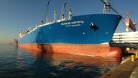 Rusya’nın en büyük denizcilik firmalarından Sovcomflot, Güney Koreli STX Tersanesi’nden yeni LNG taşıyıcı gemisi ‘Velikiy Novgorod’u teslim aldı. STX Tersanesi tarafından inşa edilen ‘Velikiy Novgorod’, yeni nesil tasarımı sayesinde düşük emisyon sınıfında yer alıyor. 170,200 metreküp gaz taşıma kapasitesine sahip […]