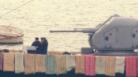 Kırım’daki Ukrayna’ya ait savaş gemileri geceyi, gemilere tırmanabilecek Rus askerlerine karşı kenarlara konulan şiltelerle korundu. Rusya’nın Kırım’daki Ukrayna askerlerinin çekilmesi için verdiği iddia edilen ve sonra Moskova tarafından reddedilen ültimatom nedeniyle Sivastapol’da demirli Ukrayna gemileri geceyi savunma önlemleriyle geçirdi. Savaş […]