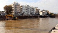 Muğla’nın Fethiye ilçesinde bulunan ve şehrin önemli turizm bölgelerinden olan Çalış’ın çehresi değiştiriliyor. Kuş cennetine kadar olan bölümdeki sazlıklar iş makineleri tarafından sökülürken, tur tekneleri için iskeleler inşa edildi. Fethiye Körfezi’nde kirliliğin önüne geçilmesi için 2011 yılında Devlet Su İşleri […]