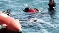   Kaçaklardan 8’i Yunan Sahil Güvenlik ekipleri tarafından kurtarılırken, kayıp olduğu ileri sürülen 2 kişinin ise arandığı bildirildi.  Tamamı Suriyeli toplam 17 kaçağı taşıyan süret teknesi, dün sabah saatlerinde, Midilli Adası’na yaklaşık 1 mil uzaklıkta battı. Balıkçıların ihbarı üzerine bölgeye […]