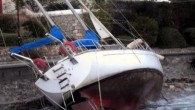 Muğla’nın Bodrum İlçesi’nde, bugün sabah saatlerinden itibaren etkili olan kuvvetli rüzgar hayatı olumsuz etkiledi. Bodrum ile Yunanistan’ın İstanköy (Kos) Adası arasındaki karşılıklı feribot seferleri iptal edildi. Bazı tekneler ise bağlı bulundukları yerden kurtularak karaya sürüklendi, Leros Adası’na gitmeye çalışan yelkenli […]