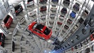 2014’e kur, ÖTV artışı ve kredi sınırlamasıyla büyük darbe alarak giren otomotiv sektöründen fuar hamlesi geldi. 2014’te pazarın en az yüzde 30 daralacağını öngören, siyasi belirsizliğin her geçen gün dozunu artırmasıyla köşeye sıkışan sektör 31 Ekim’de düzenlenecek Autoshow fuarını 2015 […]