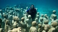 Taylor, Fransa’ya bağlı Küba yakınlarındaki Antilles adalarında kurduğu sualtı heykel parkında, sualtı dokusunu yok etmeden son derece doğal heykelleriyle görsel bir harika yarattı. Taylor’ın şimdilerde de Meksika açıklarında kurduğu bir başka sualtı müzesi, dalgıç kıyafetleriyle ziyarete açıldı. İşte o müzeden […]