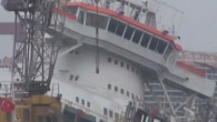 Tuzla’da bulunan tersanede bir gemi bakım çalışmaları sırasında henüz bilinmeyen bir sebeple yan yattı. Hafif şekilde yan yatan gemi içerisinde yaklaşık 50 işçi panik yaşadı. Olayın ardından işçiler hemen gemiden tahliye edildi. Tersane çalışanlarından bir kişi “Çalışma sırasında kuru yük […]