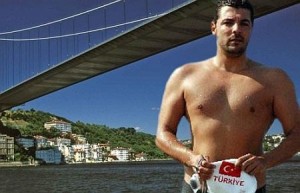 Rekortmen yüzücü Alper Sunaçoğlu, Ege Denizini boydan boya yüzerek geçişini