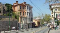 Bu bina alıcısını bekliyor… Yap işlet devret sistemi ile satılacak olan Yücel Kültür Vakfı’nın Sultanahmet’teki binası Yerebatan Sarnıcı’nın Gülhane Parkı istikametine doğru biraz aşağısında bulunuyor. 1800’lerin sonunda inşa edilen ve Abud Efendi Konağı adını alan bu bina bahçe ve müştemilatları […]