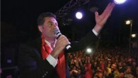 Mehmet Kocadon, yüzde 50.8 oy aldı. Mehmet Kocadon’u yaklaşık 5 bin kişi ellerinde Atatürk ve CHP bayrakları ile dakikalarca alkışladı. Kocadon’u destekleyenler seçim şarkısı ‘Sallansın Bodrum’ ile coştu. Yaklaşık yarım saat halka hitap eden Kocadon, şunları söyledi: “Bodrum dünyanın turizm […]