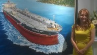 Eşi kaptan Mustafa can ile 6 senesini açık denizlerde geçiren Ayşen CAN sevenleri için biriktirdiği tuvallerini Bonart sanat galerisinde görücüye çıkarttı İlk günden itibaren yoğun ilgiyle karşılaşan Ayşen CAN  denizlerde gördüklerini hocası Günay İLHAN’ın da desteğiyle orjinalden hiçbir farkı olmadan […]