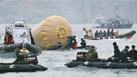 Güney Kore’de can zararının 28’e yükseldiği feribot faciasında enkaza üçüncü gününde girilebildi fakat görüş mesafesinin çok fazla düşük olması sebebiyle kimseye ulaşılamadı. Dalgıçlar sağanak yağmur ve güçlü akıntılar sebebiyle dalış yapamıyordu. Çoğu öğrenci olan yolculardan ulaşılamayan 268 kişinin ailesi hiçbir […]