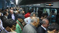 İstanbul güne aniden bastıran sisle uyandı. Sis, Marmara Denizi ile İstanbul Boğazı’nda görüş mesafesinin düşmesine sebep oldu. Şehir Hatları bazı seferlerini sis yüzünden iptal etti. İskeleye gelen vatandaşlar da vapur seferlerinin iptal edildiğini görünce Marmaray’a akın etti. Üsküdar ve Kadıköy’den […]