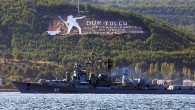 Rus Donanmasına bağlı iki gemi, Çanakkale Boğazı’ndan geçiş yaptı. Marmara Denizi yönünden gelen ve Ege Denizi’ne doğru ilerleyen 156 borda numaralı “Yamal” ve 142 borda numaralı “Novocherkassk” adlı gemiler, Çanakkale Boğazı’ndan geçti. Sahil Güvenlik Komutanlığı ekiplerinin botlarla eşlik ettiği gemilerin gideceği […]