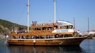 Kuzey Ege’nin gözde tatil bölgelerinden Ayvalık ilçesinde gezi tekneleriyle “mavi tur” yolculukları düzenlenmeye başlandı. Sahip olduğu 22 adayla doğal güzellikleri barındıran Ayvalık’ta gezi teknesi işletmecileri, her gün 11.30-19.00 saatlerinde tur organizasyonları gerçekleştiriyor. İlçede yaz aylarında günde ortalama 20 tekneyle 5 […]