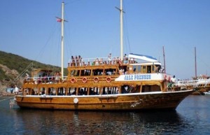 Kuzey Ege’nin gözde tatil bölgelerinden Ayvalık ilçesinde gezi tekneleriyle “mavi