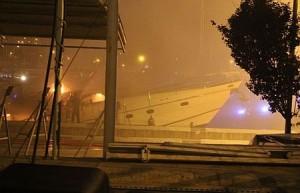 Çeşme ilçesindeki marinaya bağlanan yat, çıkan yangın nedeniyle battı. Çeşme